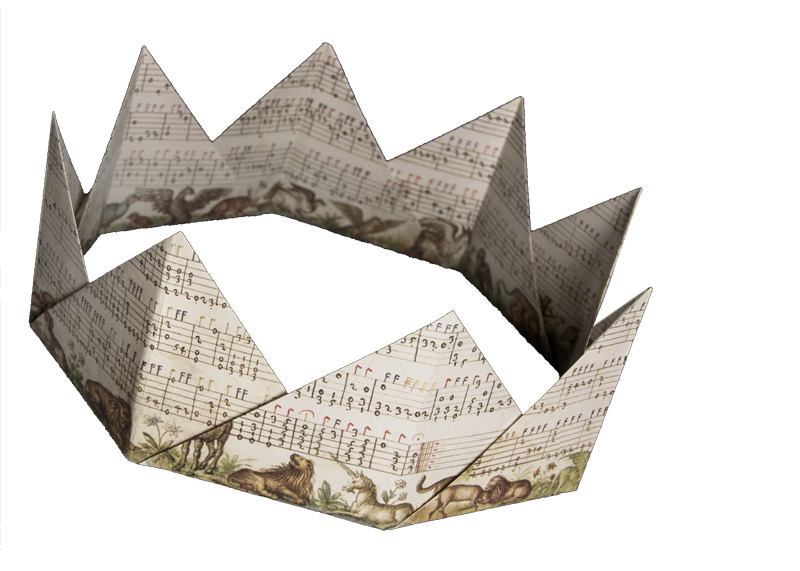 Imatge d'una corona de paper com les que es fan servir en els aniversaris, feta tallant i doblegant una partitura molt antiga, decorada amb imatges de flors i animals.